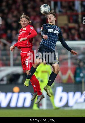 Berlin, Allemagne. Le 08 mai 2019. Soccer : Bundesliga, 1er FC Union Berlin - 1er FC Cologne, 14e journée, stade An der alten Försterei situé. Julian Berlin Ryerson (l) saute à l'en-tête contre Lasse Sobiech de 1.FC Cologne. Crédit : Andreas Gora/dpa/Alamy Live News Banque D'Images