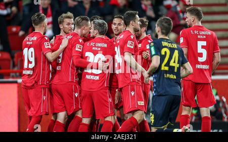 Berlin, Allemagne. Le 08 mai 2019. Soccer : Bundesliga, 1er FC Union Berlin - 1er FC Cologne, 14e journée, stade An der alten Försterei situé. Berlin's Sebastian Andersson (2e de gauche) cheers sur son 1-0 but avec coéquipiers Florian Hübner (à gauche), Sebastian Polter (3e de gauche), Michael Parensen (4e de gauche), Christian Gentner (4e à partir de la droite) et Marvin Friedrich (à droite). Crédit : Andreas Gora/dpa/Alamy Live News Banque D'Images