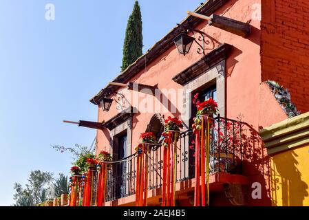 Maisons décorées pour Noël, San Miguel de Allende, Mexique Banque D'Images