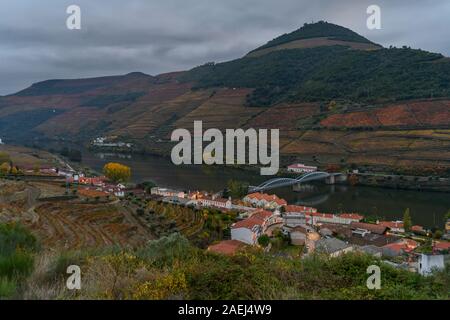 La ville, le long de la rivière, le fleuve Douro, Vallée du Douro, Portugal Banque D'Images