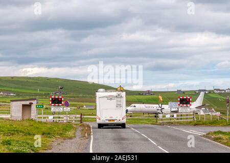 Route fermée pour l'avion qui circulait au sol à l'Aéroport' Établissement"Sumburgh, Shetland. Banque D'Images