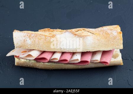 Photo en gros plan d'un club sandwich. Salami et fromage sandwich. Banque D'Images