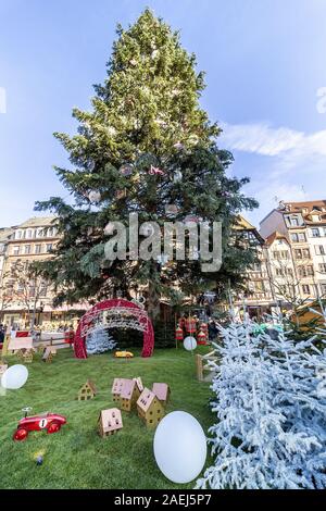 Arbre de Noël le célèbre Marché de Noël à Strasbourg - Alsace, France Banque D'Images