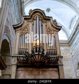 Low angle view of pipe organ dans le monastère de Santa Maria de Salzedas, Vallée du Douro, Portugal, Salzedas Banque D'Images