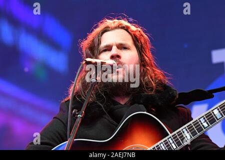 Jay Buchanan de Rival Sons effectue sur scène pendant le Big Sleep à Times Square à New York. Banque D'Images