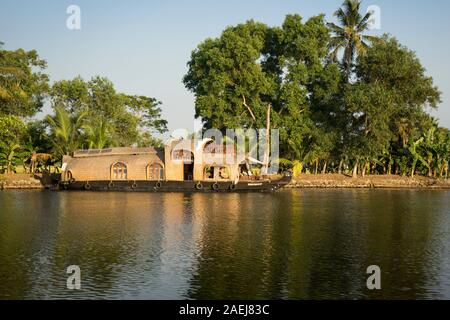 Péniche sur l'eau dormante Keralan, Inde Banque D'Images