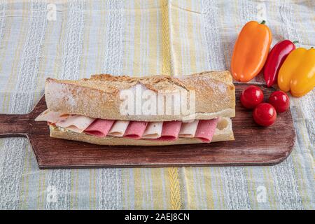 Photo en gros plan d'un club sandwich. Salami et fromage sandwich. Banque D'Images