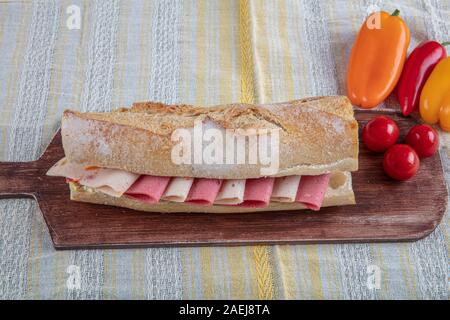 Photo en gros plan d'un club sandwich. Salami et fromage sandwich. Banque D'Images