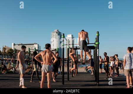 Entraînement de la rue , formation en plein air sur la plage du sopt Passeig Maritim de Barceloneta, Barcelone, Espagne Banque D'Images