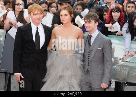 Rupert Grint, Emma Watson, Daniel Radcliffe, Harry Porter et les Reliques de la mort Partie 2, première mondiale, Trafalgar Square, Londres. UK Banque D'Images