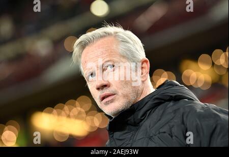 Stuttgart, Allemagne. 09Th Dec, 2019. Soccer : 2ème Bundesliga, le VfB Stuttgart - 1er FC Nuremberg, 16e journée : l'entraîneur de Nuremberg Jens Keller est en attente pour le jeu pour commencer. Crédit : Thomas Kienzle/DPA - NOTE IMPORTANTE : en conformité avec les exigences de la DFL Deutsche Fußball Liga ou la DFB Deutscher Fußball-Bund, il est interdit d'utiliser ou avoir utilisé des photographies prises dans le stade et/ou la correspondance dans la séquence sous forme d'images et/ou vidéo-comme des séquences de photos./dpa/Alamy Live News Banque D'Images