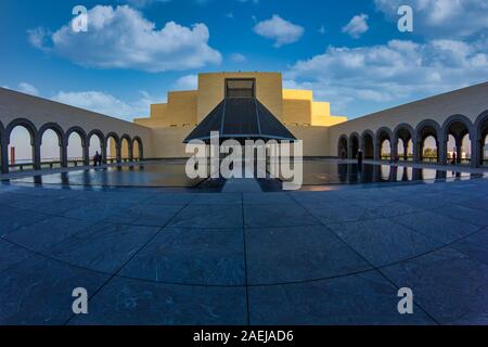 Musée d'art islamique , Doha, Qatar en plein jour vue de l'intérieur avec des nuages dans le ciel en arrière-plan Banque D'Images