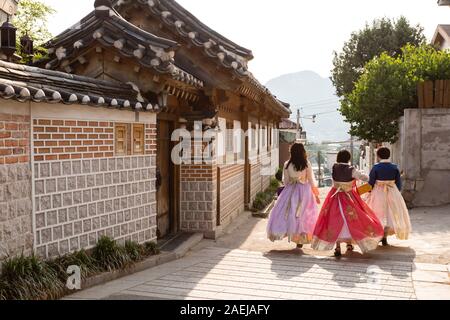 Séoul, Corée du Sud - 21 juin 2017 : trois jeunes femmes à porter hanbok traditionnels colorés - marche dans la rue, dans le village de Bukchon Hanok à Séoul. Banque D'Images