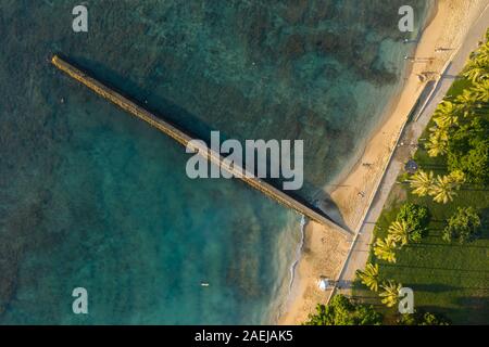 Une vue de dessus d'une jetée et la plage à Kapiolania Regional Park, Waikiki, Honolulu, HI. Banque D'Images