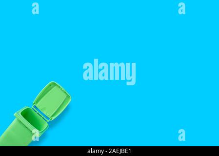 Benne verte sur fond bleu, vue de dessus, de l'espace pour le texte Banque D'Images