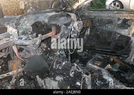 Décembre 2019 - Burnt Out break BMW volés qui ont été délibérément mis le feu pour détruire les preuves. Banque D'Images