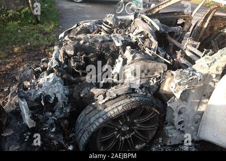 Décembre 2019 - Burnt Out break BMW volés qui ont été délibérément mis le feu pour détruire les preuves. Banque D'Images