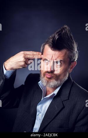 Un portrait d'homme barbu avec les iroquois portant des armes à feu costume montrant geste. Les gens et les émotions concept Banque D'Images