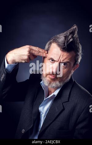 Un portrait d'homme barbu avec les iroquois portant des armes à feu costume montrant geste. Les gens et les émotions concept Banque D'Images