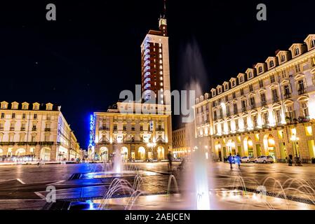 Turin par nuit. La première capitale du royaume d'Italie montre ses beautés, ses places historiques et de couchers de soleil sur la rivière Po Banque D'Images