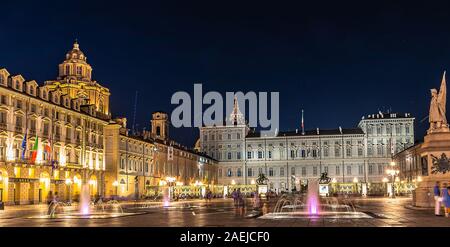 Turin par nuit. La première capitale du royaume d'Italie montre ses beautés, ses places historiques et de couchers de soleil sur la rivière Po Banque D'Images