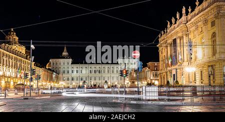 Turin par nuit. La première capitale du royaume d'Italie montre ses beautés, ses places historiques et de couchers de soleil sur la rivière Po Banque D'Images