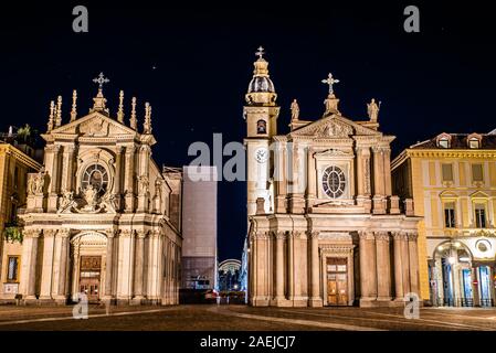 Turin par nuit. La première capitale du royaume d'Italie montre ses beautés, ses places historiques et de couchers de soleil sur la rivière Po Banque D'Images