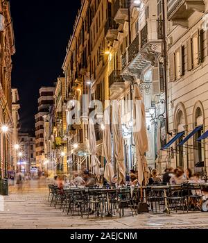 Turin par nuit. La première capitale du royaume d'Italie montre ses beautés, ses places historiques et de couchers de soleil sur la rivière Po Banque D'Images