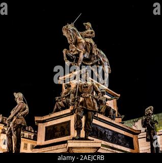 Turin par nuit. La première capitale du royaume d'Italie montre ses beautés, ses places historiques et de couchers de soleil sur la rivière Po Banque D'Images