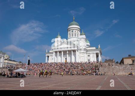 Vue sur la place du Sénat des gens assis sur les marches de la cathédrale d'Helsinki, Helsinki, Finlande, Scandinavie, Europe Banque D'Images