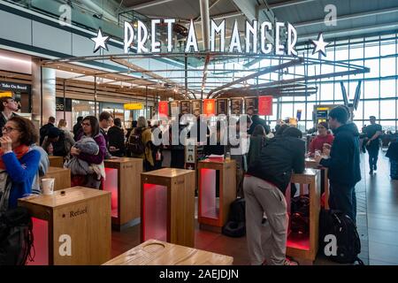 Le pret a manger sandwich shop et un café dans la salle des départs à l'aéroport d'Heathrow, Terminal 5 à Londres, Royaume-Uni Banque D'Images