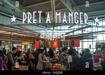 Le pret a manger sandwich shop et un café dans la salle des départs à l'aéroport d'Heathrow, Terminal 5 à Londres, Royaume-Uni Banque D'Images