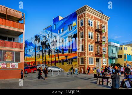 Los Angeles, Californie, mars 2019, scène urbaine devant l'hôtel Venice Suites sur Ocean Front Walk, Venice Beach Banque D'Images