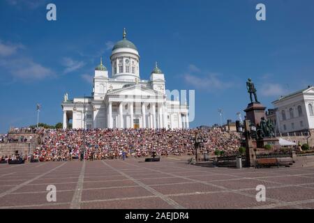 Vue sur la place du Sénat des gens assis sur les marches de la cathédrale d'Helsinki, Helsinki, Finlande, Scandinavie, Europe Banque D'Images