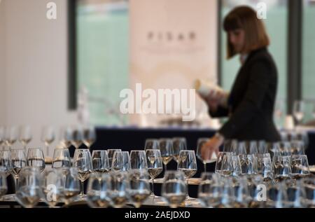 Jeu de serveuse les tables avec crystal gobles pour un atelier de dégustation de vin. Service de restauration et le personnel de salle à manger au travail. Banque D'Images