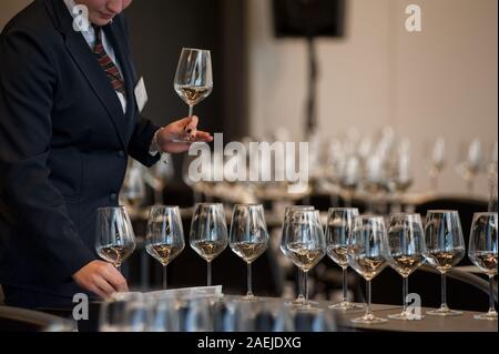 Jeu de serveuse les tables avec crystal gobles pour un atelier de dégustation de vin. Service de restauration et le personnel de salle à manger au travail. Banque D'Images