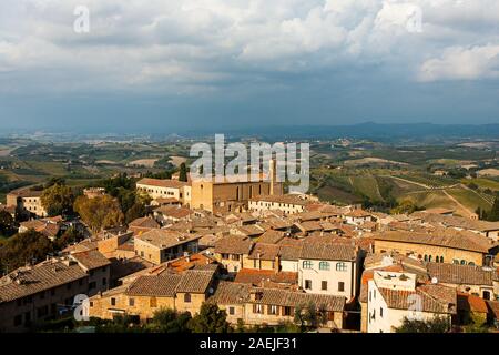 Une vue aérienne de San Gimignano, Italie, et l'ancien monastère de San Domenico. Banque D'Images