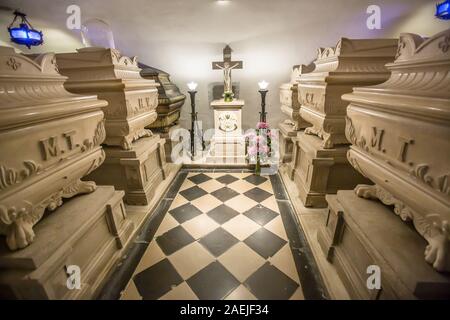 Les Tombes des derniers membres de la famille royale française des Bourbons dans la crypte de l'église de monastère Kostanjevica à Nova Gorica, Slovénie Banque D'Images