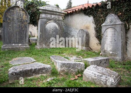 Un vieux cimetière juif de Dunajska Ulica 191 (Valdirose) près de Nova Gorica, Slovénie. Banque D'Images