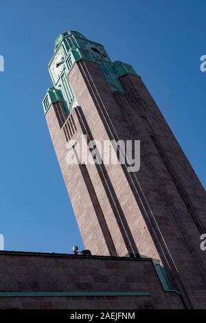 Low angle view of Rautatieasema gare la tour de l'horloge contre ciel bleu, Helsinki, Finlande, Scandinavie, Europe Banque D'Images