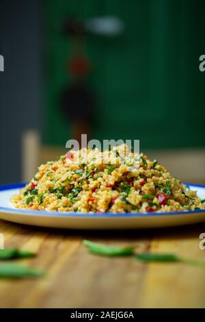 Des végétaliens (vegan) Salade de boulgour céréales avec des légumes frais, épinards, avocat, épices et huile d'olive. Eco Bio santé concept alimentaire. Banque D'Images