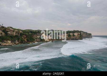 Cascade de l'île de Bali montagnes tropicales vol Drone 4K Banque D'Images