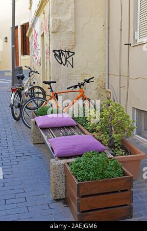 Les vélos garés à côté d'un banc, centre d'Héraklion, Crète, Grèce. Banque D'Images