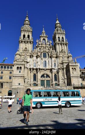 Avec des pèlerins de la cathédrale et du vieux bus. Voir à partir de la Praza do Obradoiro avec ciel bleu. Santiago de Compostela, Espagne. Jul 28, 2019. Banque D'Images
