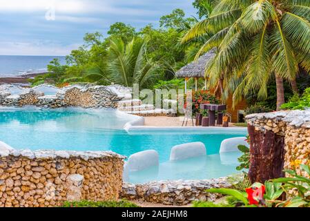 L'île de Tanna, VANUATU - 20 juillet 2019 : piscine extérieure à l'Evergreen Resort Banque D'Images