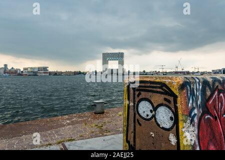 Amsterdam Pays-Bas 19 juillet 2019 skyline d'amsterdam amsterdam vu du nord sur la rivière ij avec un bloc graffity à pas loin au-dessus de l'eau Banque D'Images