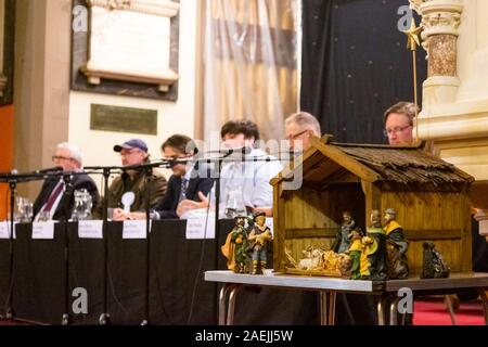 Cradley Heath, West Midlands, Royaume-Uni. 9 Décembre, 2019. Dans les derniers jours de la campagne électorale, six candidats au parlement dans l'espoir de représenter Halesowen et Rowley Regis a constuency tribune dans une église paroissiale au coeur de la Black Country dans le West Midlands. La campagne électorale se déroule dans le chœur de la Sainte Trinité (Church of England) avec le public occupant la place nette, et a été organisé par Richard Hackett, l'église est vicaire, et présidé par le vicaire Révérend Nick Gowers. Crédit : Peter Lopeman/Alamy Live News Banque D'Images