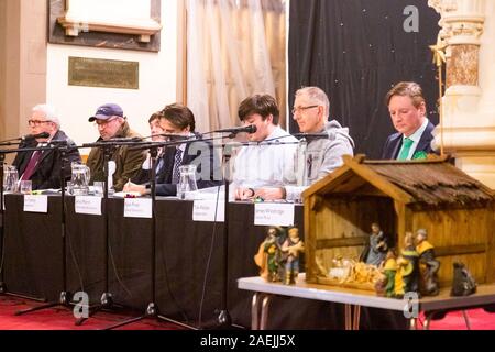 Cradley Heath, West Midlands, Royaume-Uni. 9 Décembre, 2019. Dans les derniers jours de la campagne électorale, six candidats au parlement dans l'espoir de représenter Halesowen et Rowley Regis a constuency tribune dans une église paroissiale au coeur de la Black Country dans le West Midlands. La campagne électorale se déroule dans le chœur de la Sainte Trinité (Church of England) avec le public occupant la place nette, et a été organisé par Richard Hackett, l'église est vicaire, et présidé par le vicaire Révérend Nick Gowers. Crédit : Peter Lopeman/Alamy Live News Banque D'Images