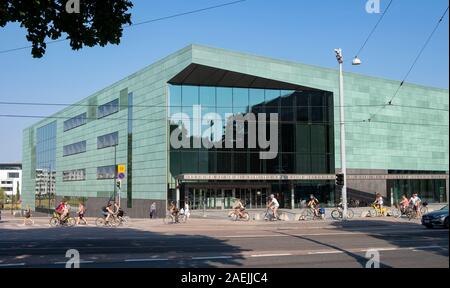 L'extérieur de l'Helsinki Music Centre (Musiikkitalo) contre le ciel bleu, Kansalaisaukio, Helsinki, Finlande, Scandinavie, Europe Banque D'Images