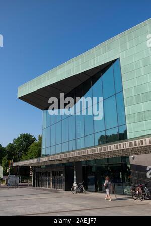 Entrée du Centre de musique d'Helsinki (Musiikkitalo) contre le ciel bleu, Kansalaisaukio, Helsinki, Finlande, Scandinavie, Europe Banque D'Images